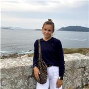 Profesora de inglés. He estudiado un año en USA y cuento con el título del First y el Advanced